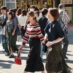 秋の気配が増す中、街ではようやく秋の装いの人も＝５日午後、神戸市中央区（撮影・小林良多）