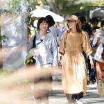 ようやく吹き始めた秋風。神戸市内の公園で開かれたイベントには秋らしい装いの人が目だった＝５日午後、神戸市中央区、東遊園地（撮影・小林良多）