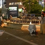 犠牲者の追悼や、即時停戦を求めるスピーチがあった＝６日夜、ＪＲ元町駅前（撮影・風斗雅博）