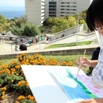 真剣な表情で海や草花を描く子ども＝淡路夢舞台