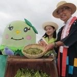 販売が解禁された黒枝豆をアピールする丹波篠山市の酒井隆明市長（右）ら＝７日午前、丹波篠山市郡家