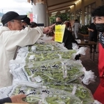 販売が解禁されたばかりの黒枝豆を買い求める人＝７日午前、丹波篠山市東吹、ＪＡ丹波ささやま味土里館