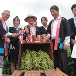 黒枝豆の販売解禁を祝う丹波篠山市の酒井隆明市長（左から４人目）や高校生、生産者たち＝７日午前、丹波篠山市郡家