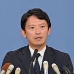 報道陣からの質問に答える斎藤元彦氏＝７日、兵庫県庁（撮影・風斗雅博）