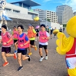 はばタンの声援を受け、練習を重ねる神戸マラソンのペースセッターたち＝神戸市中央区脇浜海岸通１