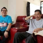 ３０年ぶりに再会した竹田剛一さん（右）と柴田大輔さん＝明石市大久保町（撮影・鈴木雅之）