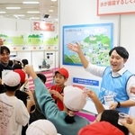 水道水とペットボトルの水を飲み比べる児童ら＝神戸市中央区港島中町６、神戸国際展示場