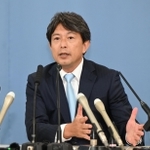 兵庫県知事選に無所属で立候補を表明した清水貴之参院議員＝１０日午後、神戸市内（撮影・大田将之）