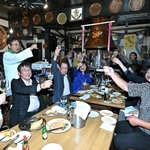 村上春樹さんの受賞はならなかったが、来年への期待を込めて乾杯するファンら＝１０日夜、神戸市中央区中山手通２、ピノッキオ（撮影・斎藤雅志）
