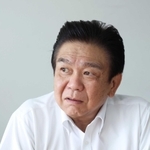 時折、遠くを見つめながら遺体安置所での日々を振り返る寺道一彦さん＝神戸市中央区