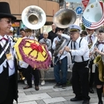 開幕に先立ち街頭で演奏するジャズマン＝１２日午前、神戸市中央区（撮影・三津山朋彦）
