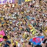 クライマックスシリーズ初戦で盛り上がる阪神タイガースのファンら＝１２日午後、甲子園球場（撮影・斎藤雅志）