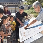 千歳公園の防災機能を説明する（右から）田村勝太郎さん、崔敏夫さん＝12日午後、神戸市須磨区千歳町２