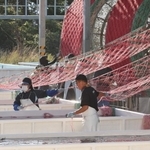 連日早朝から続くノリ網の種付け作業。今年は海水温がまだ高く、本格的な秋の到来を待って沖合に張り付けられる＝明石市二見町南二見、兵庫のり研究所