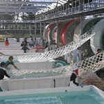 連日早朝から続くノリ網の種付け作業。今年は海水温がまだ高く、本格的な秋の到来を待って沖合に張り付けられる＝明石市二見町南二見、兵庫のり研究所