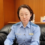 当時の写真を見ながら、阪神・淡路の記憶を語る小笠原和美さん＝東京都府中市