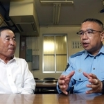 「身元不明捜査班」の活動を振り返る蛇持孝夫さん（左）と、菊地久智さん＝神戸市中央区相生町３