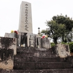 引き取り手がいない「無縁遺骨」が入る名古山霊苑の無縁塔＝姫路市名古山町