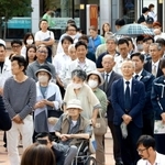 衆院選が始まり、候補者の訴えに耳を傾ける有権者ら＝１５日午前、尼崎市内（撮影・吉田敦史、画像の一部を加工しています）