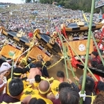豪快に３基のみこしをぶつけ合う宇佐崎地区の氏子ら＝１５日午後、姫路市白浜町（撮影・辰巳直之）