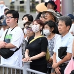 候補者の演説を聞く有権者ら＝15日午後、明石市内（撮影・大田将之）