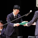 神戸新聞連載「里へ　人と自然のものがたり」が新聞協会賞を受賞し、表彰を受ける小林良多記者＝１６日午前、秋田市千秋明徳町（撮影・中西幸大）