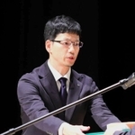 連載企画「里へ　人と自然のものがたり」が新聞協会賞を受賞し、表彰を受ける小林良多記者＝１６日午前、秋田市千秋明徳町（撮影・中西幸大）