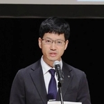 新聞協会賞を受賞した連載企画について、スピーチする小林良多記者＝１６日午前、秋田市千秋明徳町（撮影・中西幸大）