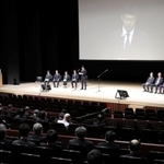 第７７回新聞大新聞で協会賞を受賞した連載企画「里へ　人と自然のものがたり」について、スピーチする小林良多記者＝１６日午前、秋田市千秋明徳町（撮影・中西幸大）