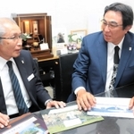震災時の火葬を振り返る川嶋本店の江見敏さん（右）と中村宣夫さん＝神戸市須磨区中島町２