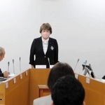 百条委員会の初会合であいさつする前迫直美委員長（中央）＝尼崎市東七松町１、尼崎市役所