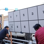 衆院選のポスター掲示板の隣に設置される兵庫県知事選の掲示板＝１７日午前、神戸市兵庫区湊町４