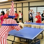 ユニークなコスプレで参加し対戦する選手たち＝９月、丹波篠山市今田町今田新田の「こんだ薬師温泉ぬくもりの郷」