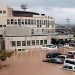 冠水した公立豊岡病院＝２００４年１０月２１日、豊岡市立野町