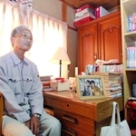 亡くなった当時のままにしてある娘正美さんの部屋で語る山本恭一さん＝豊岡市但東町