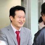 通勤客と握手して当選を報告する立民・桜井周氏＝２８日午前、ＪＲ伊丹駅前（撮影・浮田志保）