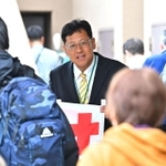 通勤客らに当選したことを伝える自民・関芳弘氏＝２８日午前、ＪＲ舞子駅前（撮影・斎藤雅志）