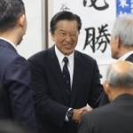 支援者にあいさつする山口壮氏＝２８日午前０時１９分、相生市旭１