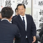 支援者にあいさつする山口壮氏＝２８日午前０時９分、相生市旭１