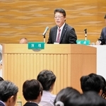 連合兵庫の地域委員会で、会長退任前にあいさつする福永明氏＝神戸市中央区
