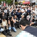兵庫県知事選が告示され、第一声に臨む候補者と支援者ら＝３１日午前、神戸市中央区相生町１（撮影・大田将之、画像を一部加工しています）