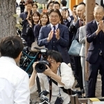 選挙戦が始まり、候補者を拍手で送り出す支持者ら＝３１日午前、神戸市中央区加納町４（撮影・笠原次郎、画像を一部加工しています）