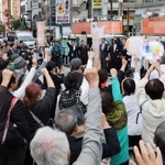 立候補者の出発式に集まった支援者ら＝３１日午前、神戸市中央区加納町４（撮影・小林良多、画像を一部加工しています）