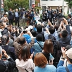 兵庫県知事選の立候補者の出陣式に集まった有権者ら＝３１日午前、神戸市中央区相生町１（撮影・長嶺麻子、画像を一部加工しています）