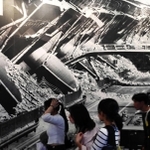 阪神・淡路大震災で崩れた阪神高速道路の写真が被害の大きさを伝える＝神戸市中央区脇浜海岸通１、人と防災未来センター