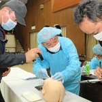 兵庫県歯科医師会と県警などが大規模災害を想定して行った身元確認の研修会＝２０２３年１２月、神戸市中央区