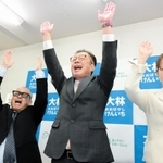 万歳する大林賢一氏（中央）＝養父市八鹿町八鹿