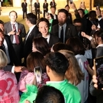 公明党の候補者に続き、自民党候補の応援に入った石破茂首相（左）＝２０日夜、神戸市内（撮影・小林良多）