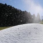 １１月末のオープンに向け、人工スキー場で始まった造雪作業＝２１日午前、神戸市灘区六甲山町、六甲山スノーパーク（撮影・小林良多）