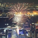 神戸から大阪に続く夜景に浮かぶ花火＝２１日夜、神戸市長田区の高取山から望む（撮影・笠原次郎）